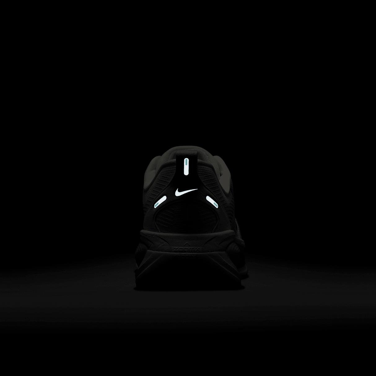 Nike Women's Vomero 18 Running Shoes