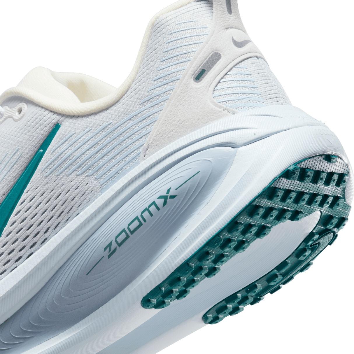 Nike Women's Vomero 18 Running Shoes