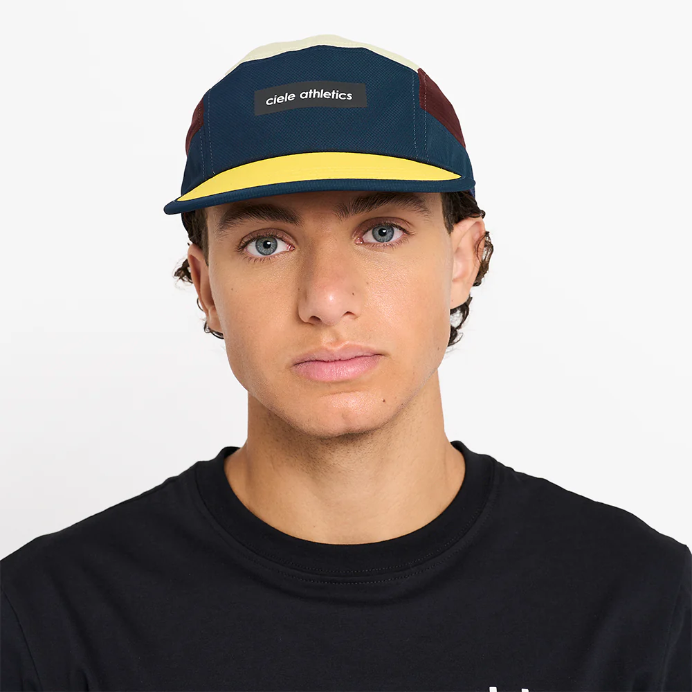 Ciele GOCAP Field Iconic Bar Deep Space/Dark Wine Red Running Cap