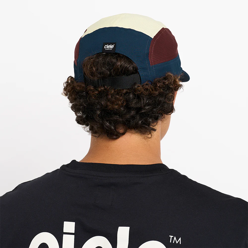 Ciele GOCAP Field Iconic Bar Deep Space/Dark Wine Red Running Cap