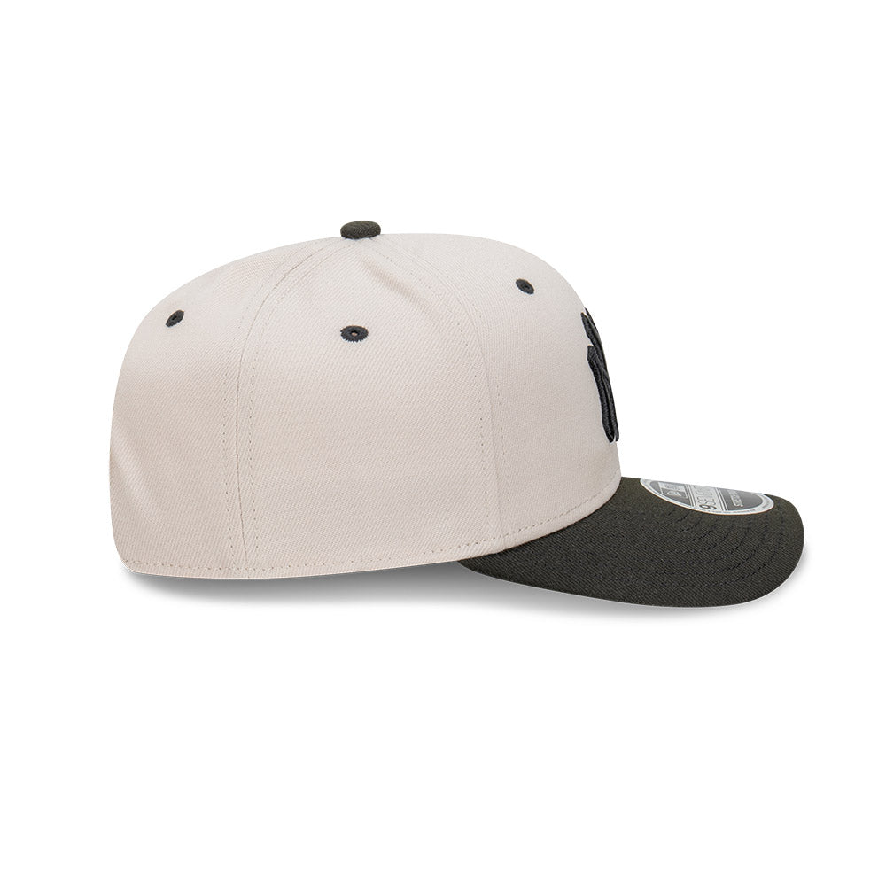 New Era 9SEVENTY New York Yankees Stone Black 2-Tone Stretch Snapback Cap