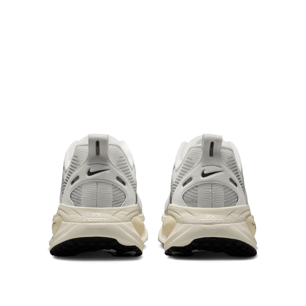Nike Men's Vomero 18 Running Shoes
